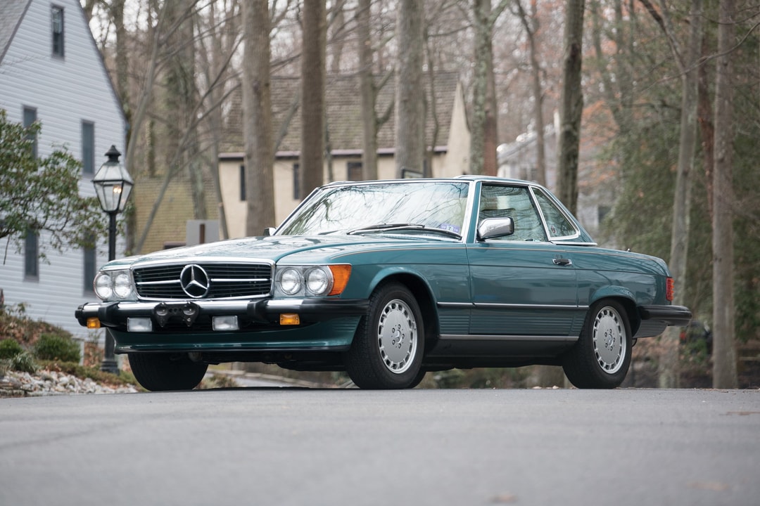 Почти не использовавшийся Mercedes-Benz 560 SL 1988 года выставлен на аукцион