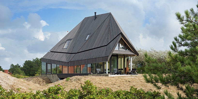 Этот современный дом для отдыха построен внутри дюны
