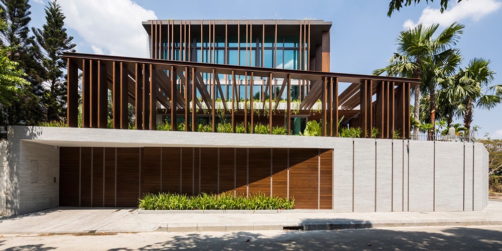 Дом с жалюзи студии MIA Design построен для современной вьетнамской семьи