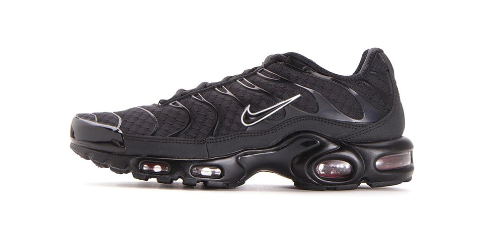 black and silver air max plus