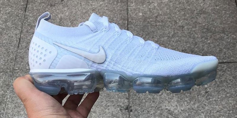 White vapormax shop with blue bottom