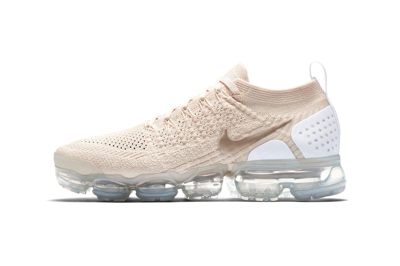 Nike running vapormax flyknit store trainers in white and gold