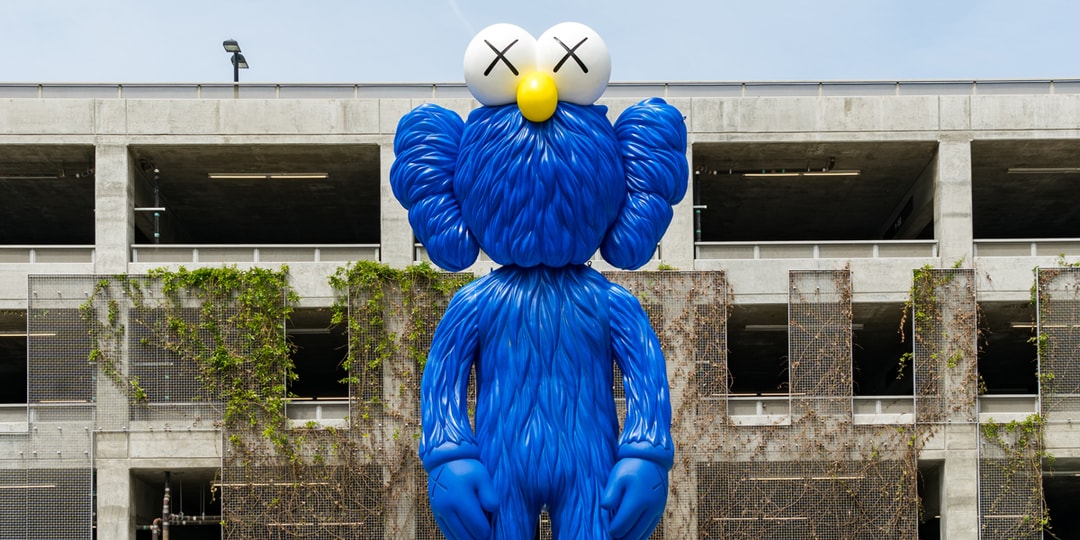 KAWS установил огромную скульптуру-компаньона «BFF» в Лос-Анджелесе