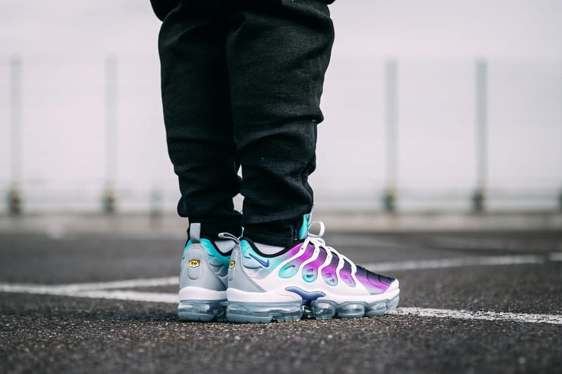 Nike vapormax plus white best sale on feet