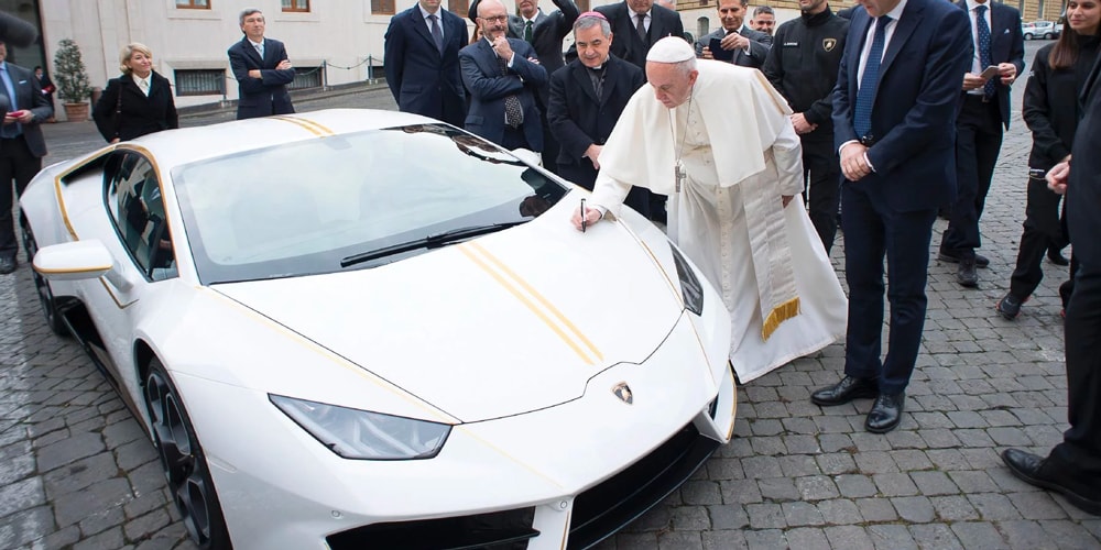 Папа Франциск выставит на аукцион свой кастомный Lamborghini Huracan примерно за 425 000 долларов США