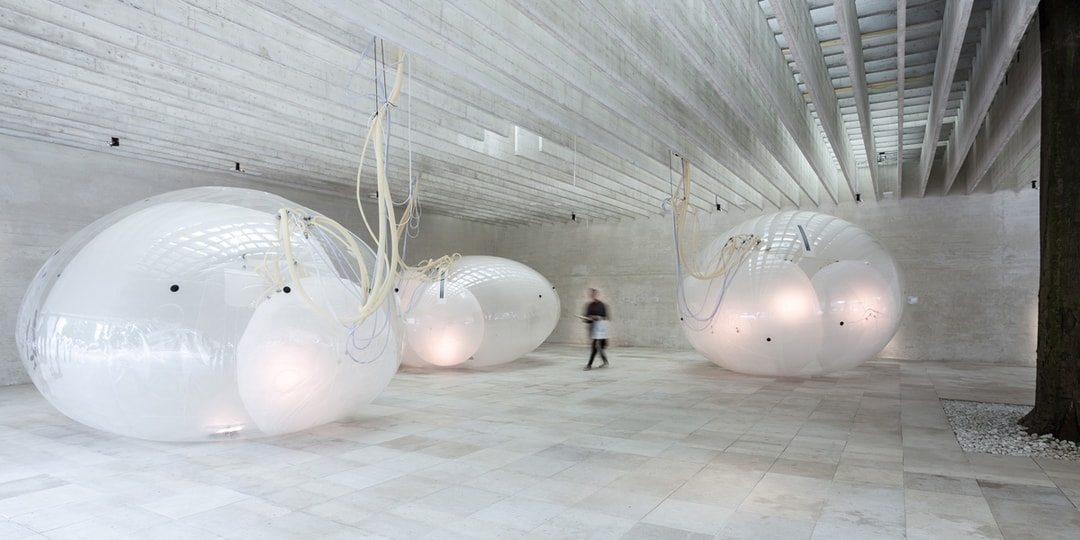 Инсталляция из потусторонних воздушных шаров реагирует на изменение окружающей среды