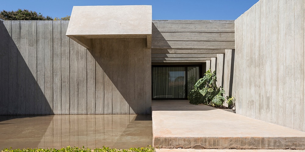 Bloco Arquitectos преобразовывает культовый бруталистский дом в Бразилии