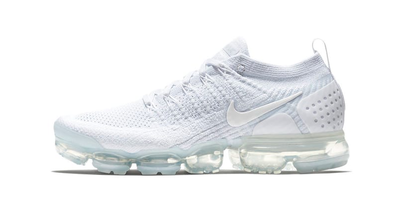 Air vapormax triple store white