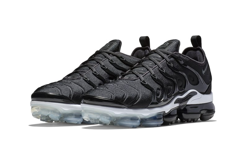 Vapormax plus hot sale in black