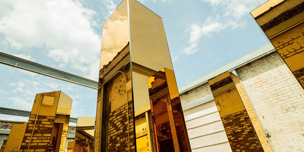 Инсталляция United Visual Artists «Дух города» включает вращающиеся зеркальные колонны
