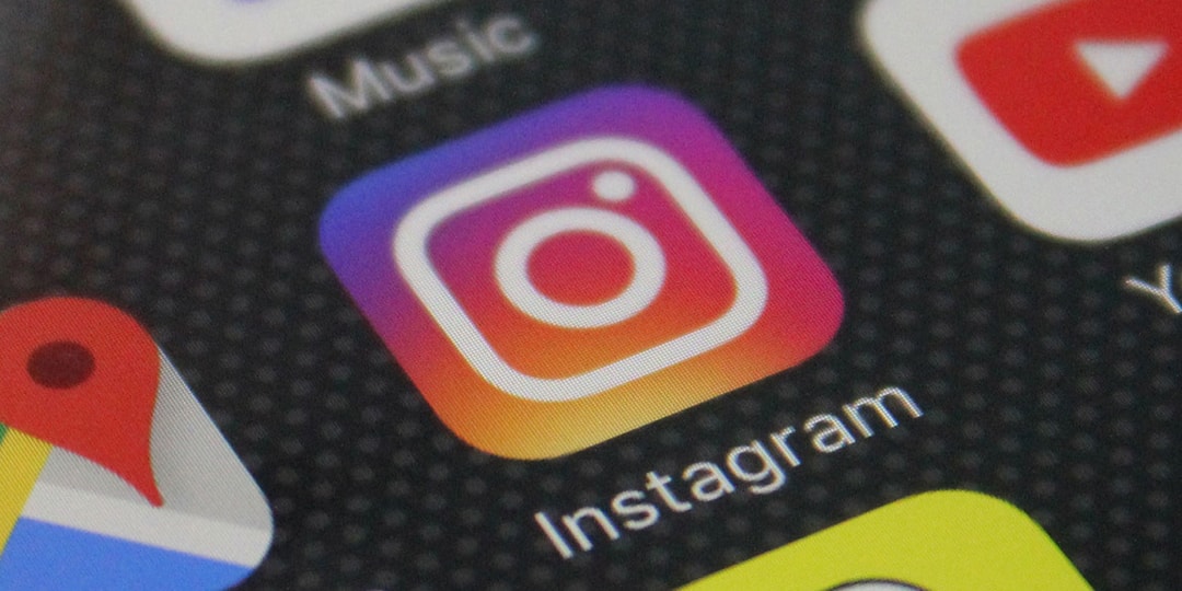 Люди проводят в Instagram почти час в день, показало исследование