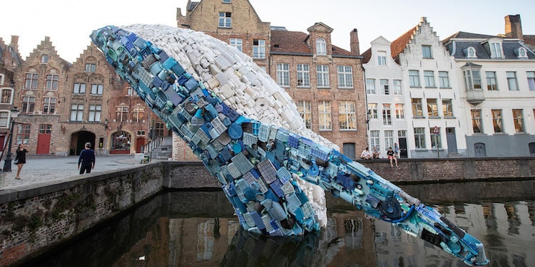 Эта китовая установка сделана из 10 000 фунтов океанских пластиковых отходов