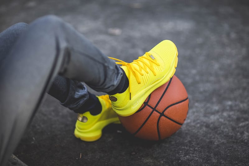 Under armour best sale curry 5 yellow