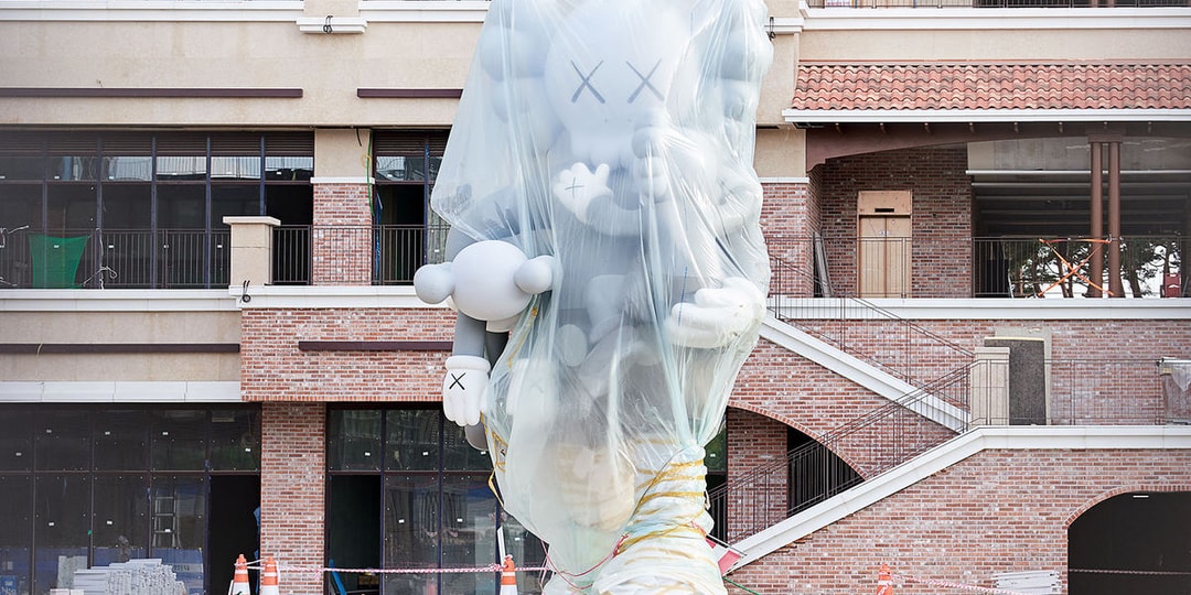 Первый взгляд на массивную скульптуру «Спутник» KAWS в Южной Корее