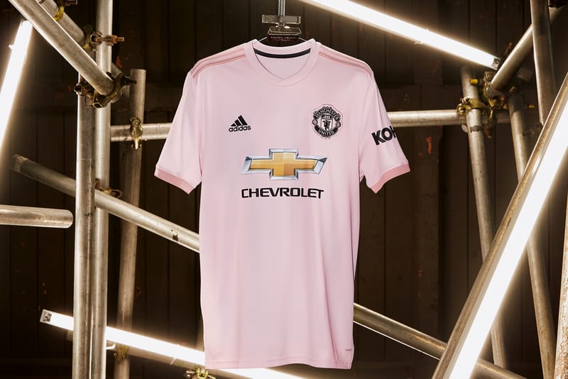 Man utd pink sales away shirt