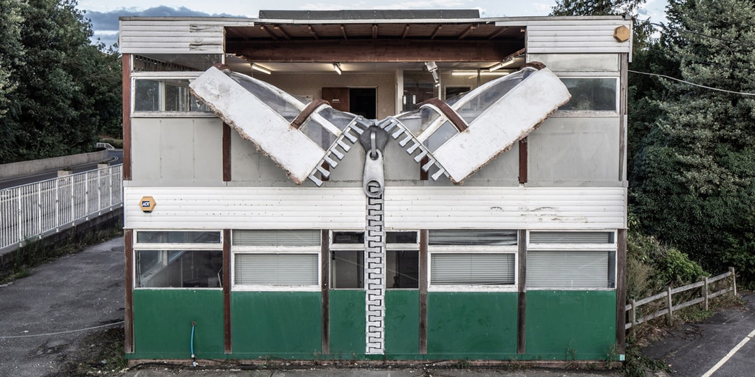 Художник Алекс Чиннек расстегивает молнию в заброшенном здании в Англии