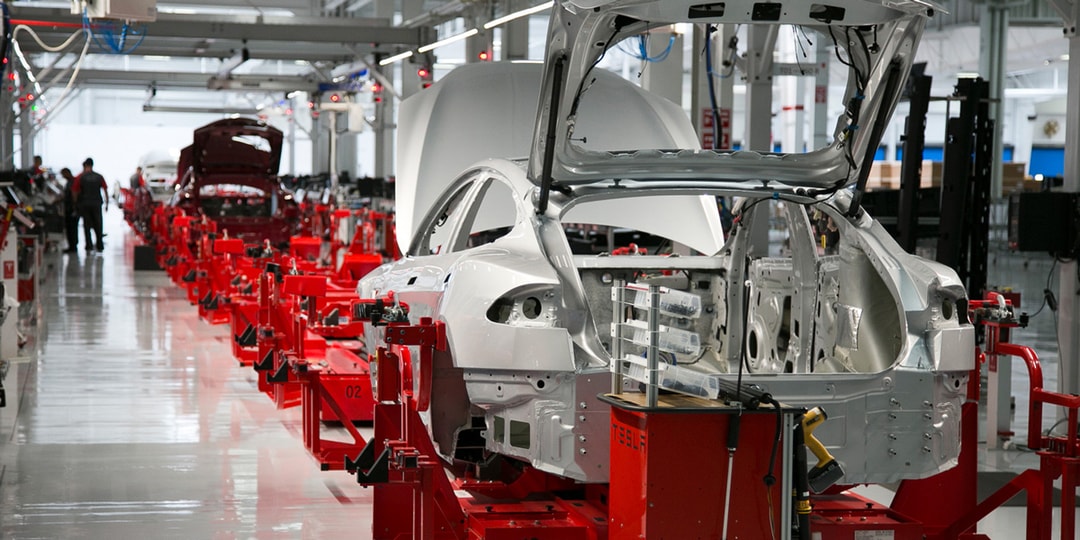 Илон Маск предлагает экскурсию по заводу Tesla