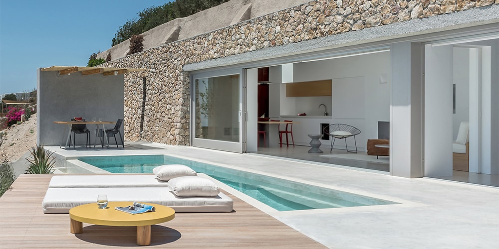 Kapsimalis Architects вырезали летнее убежище на склоне горы Санторини