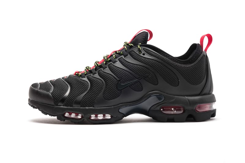 Vapormax plus blends black uppers with noble outlet red