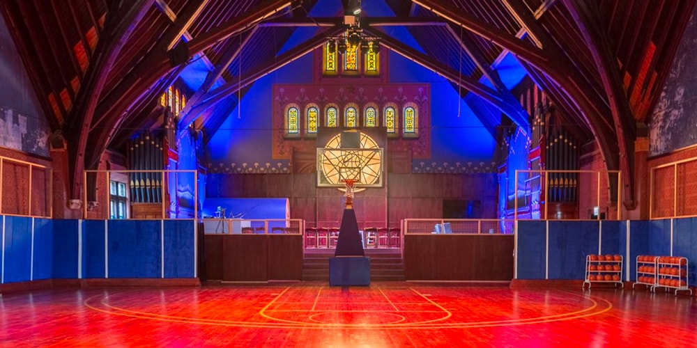 Nike превращает старинную церковь в Чикаго в современное баскетбольное поле