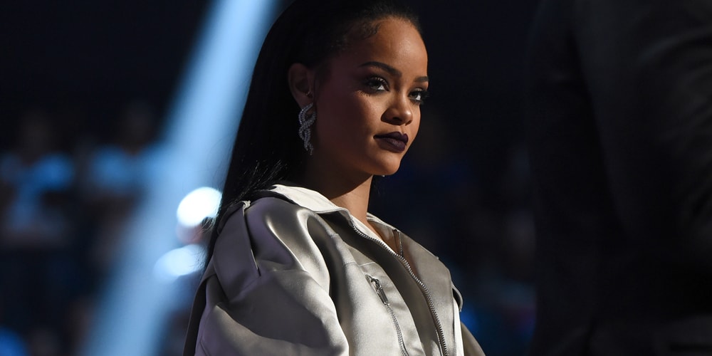 Watch Rihanna Open the MTV VMAs With a Medley of Her Biggest Hits ...