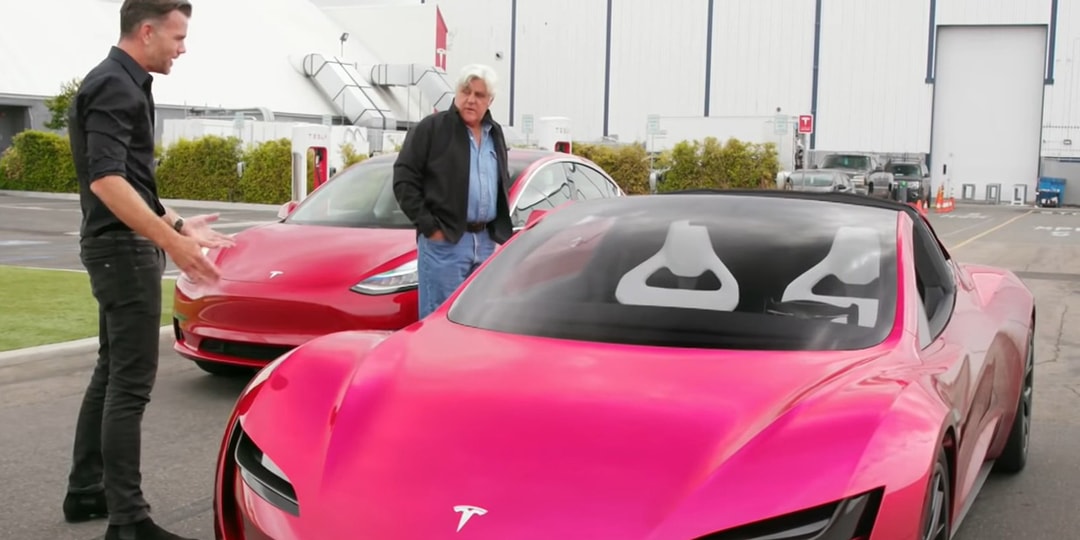 Джей Лено катается на безумно быстром родстере Tesla 2020 года