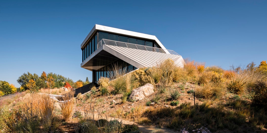 Дом-оборотень привносит современный дизайн в пустыню