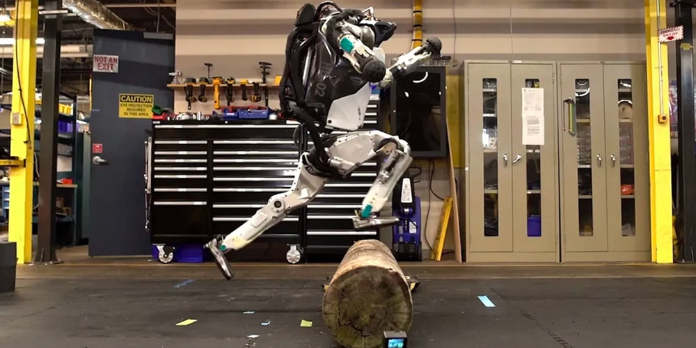 Робот Atlas от Boston Dyanamics теперь может заниматься паркуром