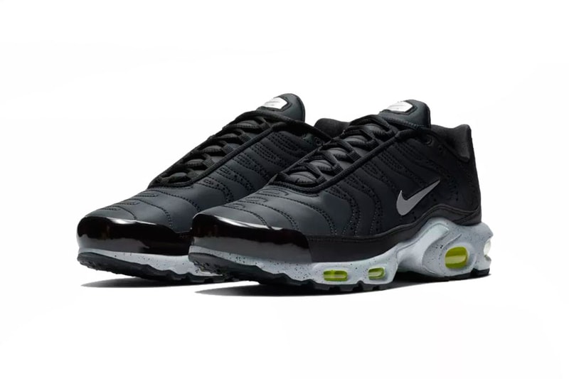 nike air max plus prm black matte silver & volt