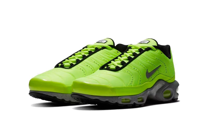 nike air max plus prm black matte silver & volt