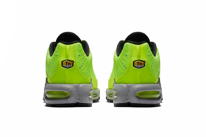 nike air max plus prm black matte silver & volt