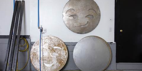 Ник Мосс режет сталь и манипулирует ею, создавая замысловатые произведения искусства