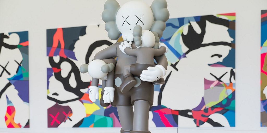 Лучшие арт-дропы: компаньон KAWS «CLEAN SLATE», сувенирный магазин Такаши Мураками и многое другое