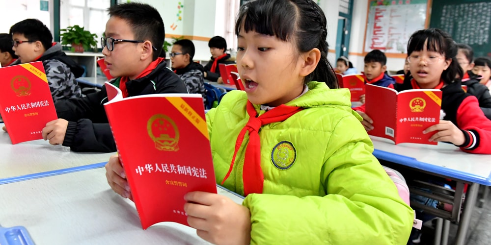 Школы в Китае отслеживают учеников с помощью «умной униформы»