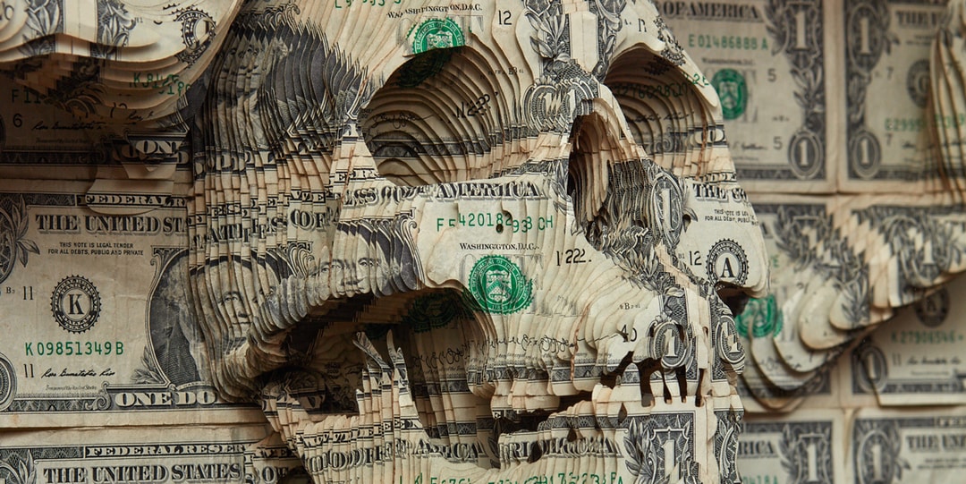 Скотт Кэмпбелл вырезает новые скульптуры из долларовых купюр для первой выставки в Азии