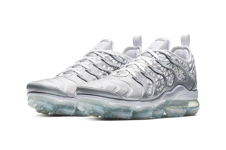 Vapormax plus 2025 white and silver