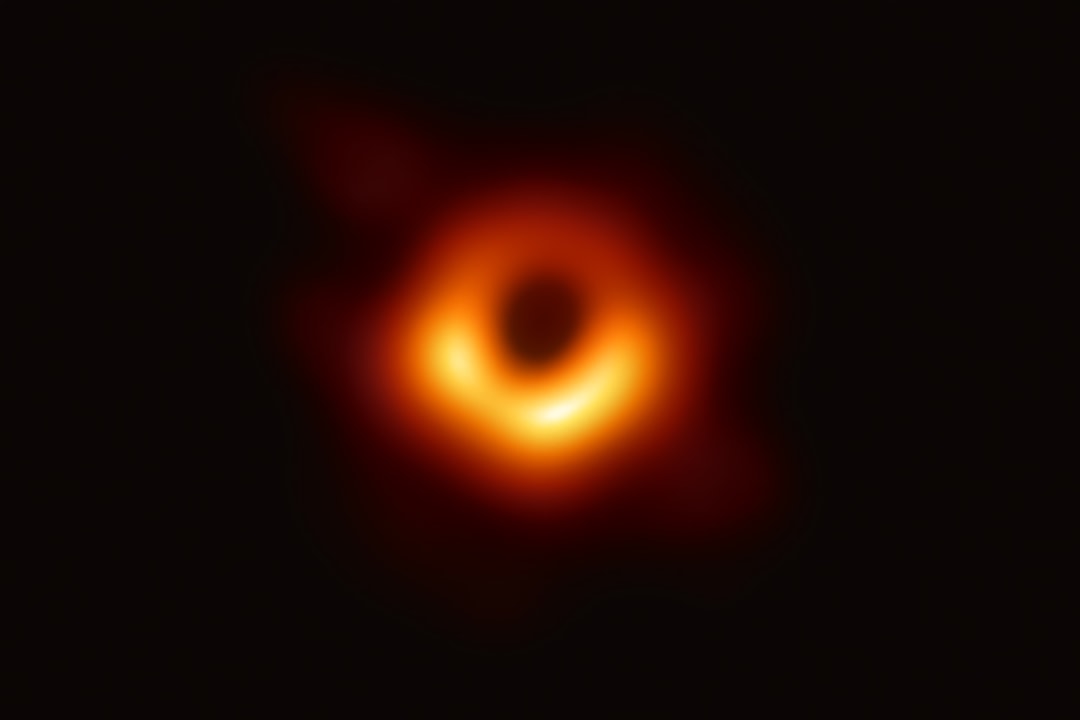 Обнародована первая в истории фотография черной дыры