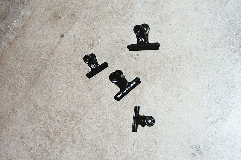 【Peaceminusone】 x Fragment Design Bulldog Clip #1 Black PEACEMINUSONE x THE CONVENI Tees & Binder Clips | Hypebae