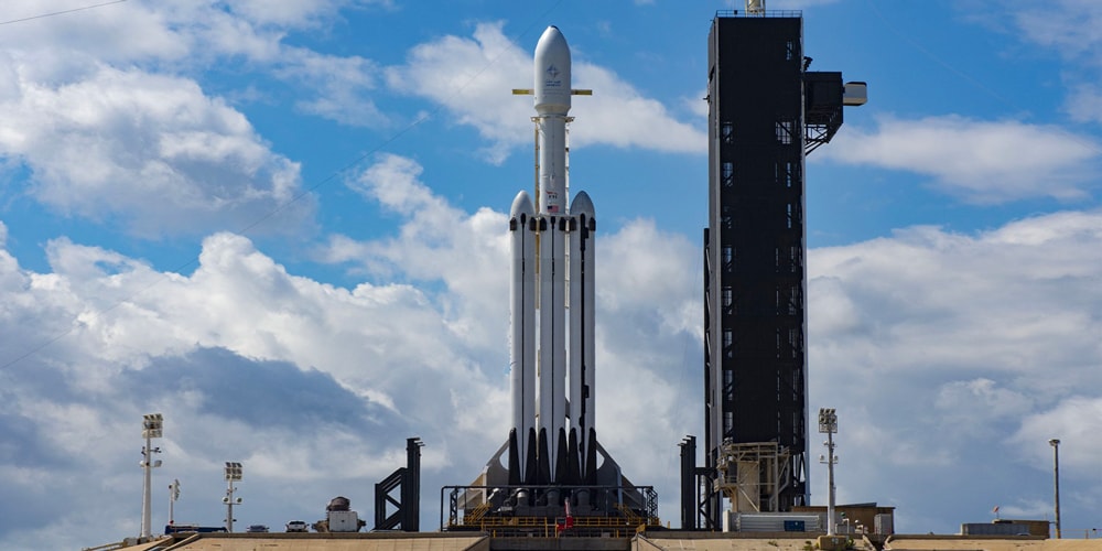 ОБНОВЛЕНИЕ: SpaceX успешно запустила и приземлила свой Falcon Heavy