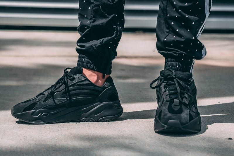 Vanta black yeezy on sale 700