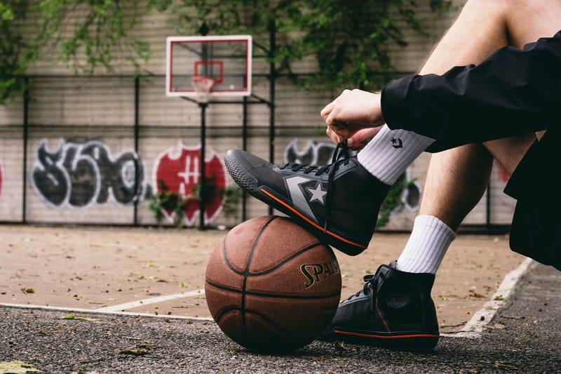 Converse black store on feet