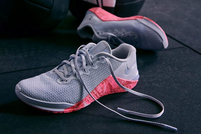 Nike metcon 5 on sale grey and pink