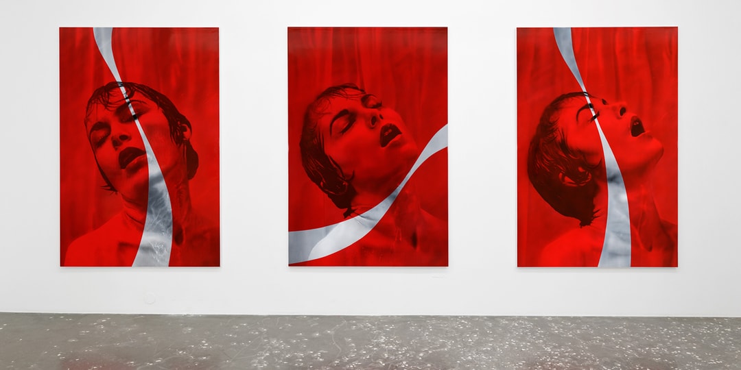 Зевс представляет кроваво-красные картины, в которых «Психо» Хичкока сочетается с кока-колой