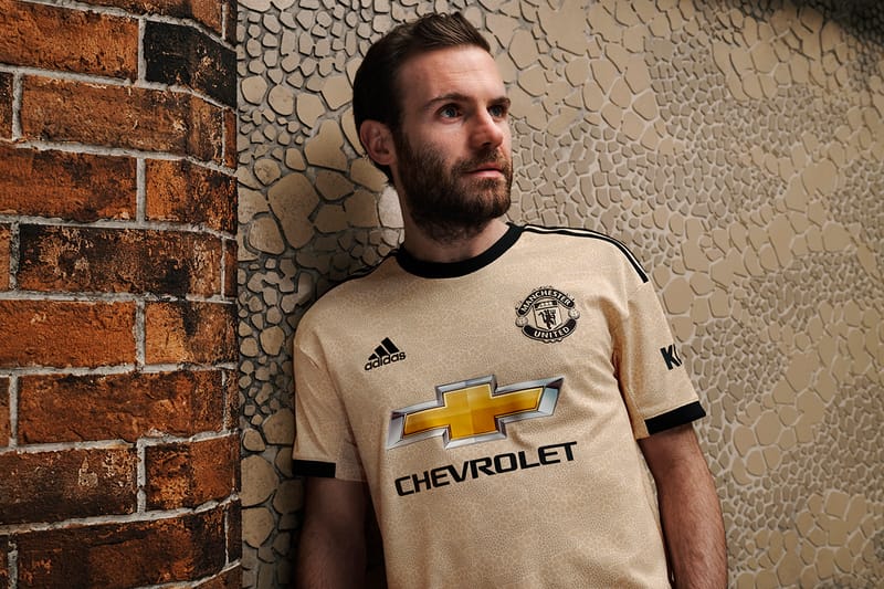 Manchester united away store kit 2019