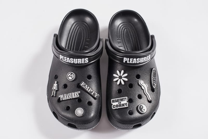 Black crocs hot sale with pins