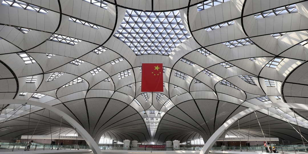 Посмотрите экскурсию по пекинскому аэропорту Дасин, спроектированному Захой Хадид