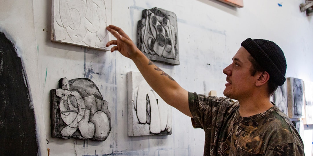 Эрик Бендер представит картины и резные гипсовые рельефы на выставке «REAL ICKY»