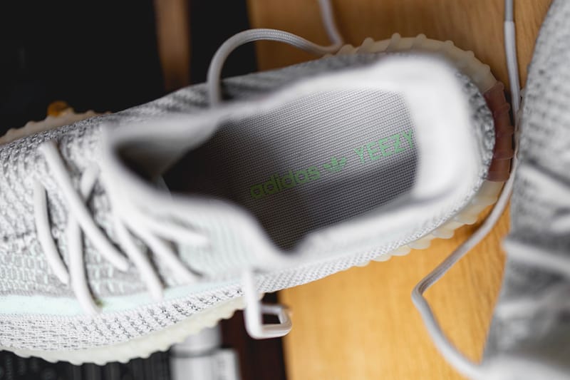 Courir yeezy cloud clearance white