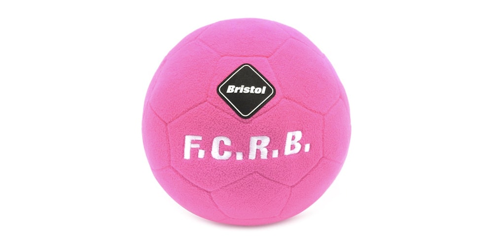 ФК «Реал Бристоль» представляет трио ярких нечетких подушек для футбольных мячей