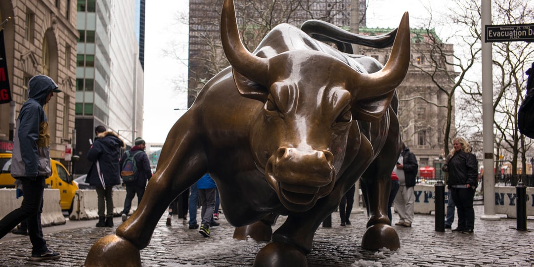 Статуя «Атакующего быка» на Уолл-стрит движется